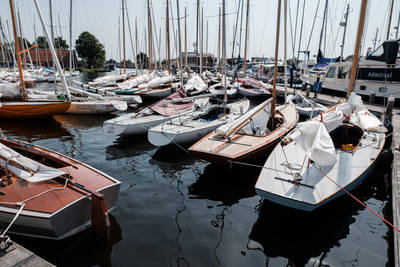 Alle wedstrijdboten liggen in de haven bij de sociëteit tijdens de Kaagweek