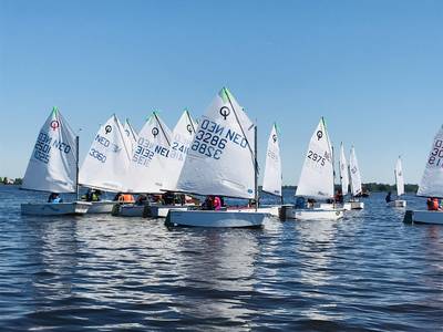 Optimisten hebben training op de Kaag onderdeel van het jjeugdzeilen